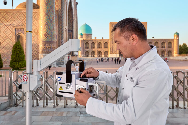 The radiographer is setting up the Delft Light in the middle of the city in Uzbekistan