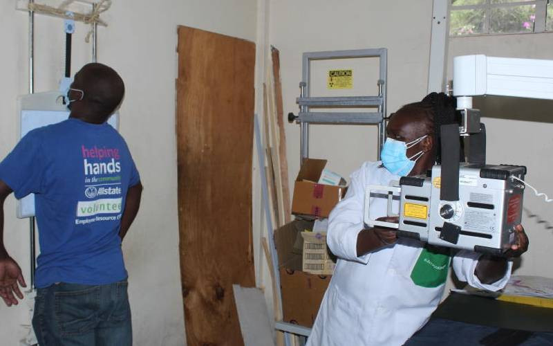 A radiographer is doing a demo with Delft Light in Kenya