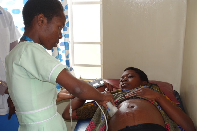 the midwife in Madisi Hosital in Malawi is using BabyChecker to scan a pregnant women