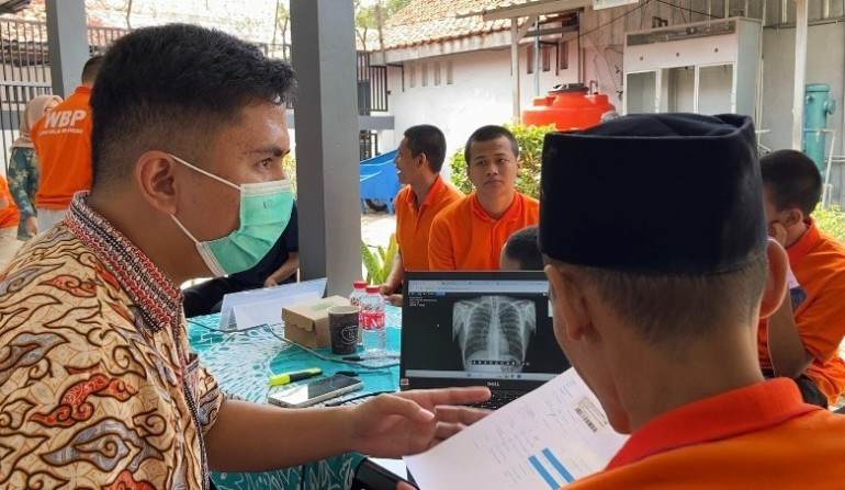 H.E. Budi Gunadi Sadikin, Minister of Health of Indonesia, discussing the utilisation of CAD4TB during the kick-off of the Active Case Finding project to screen 200,000 people with CAD4TB as part of the High Level Tuberculosis Meeting on in Surabaya on November 8th, 2022.