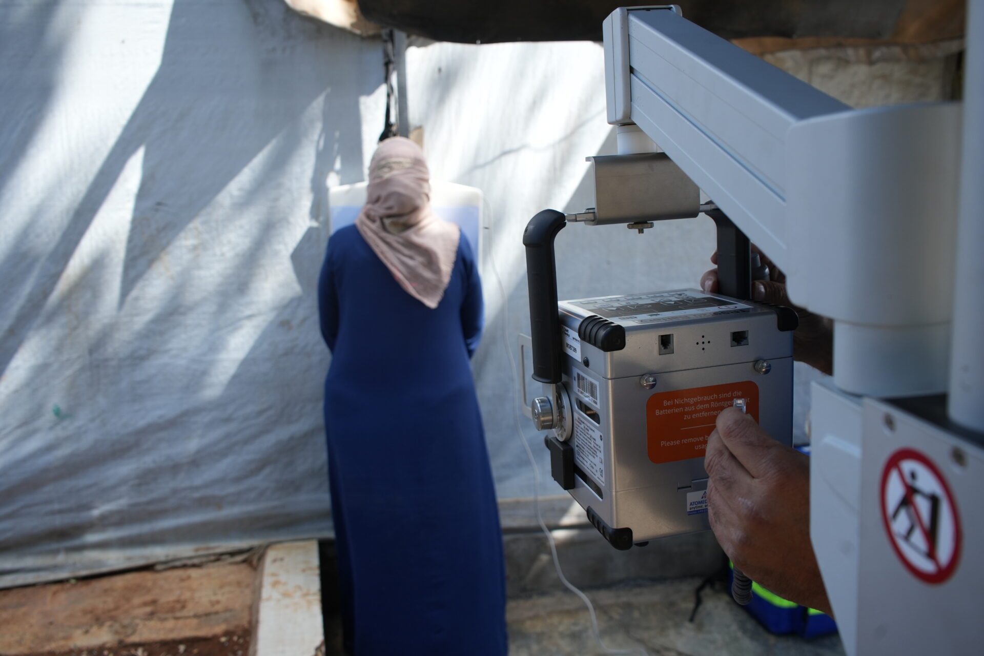 A radiographer is setting up the Delft Light iwith patient n Lebanon