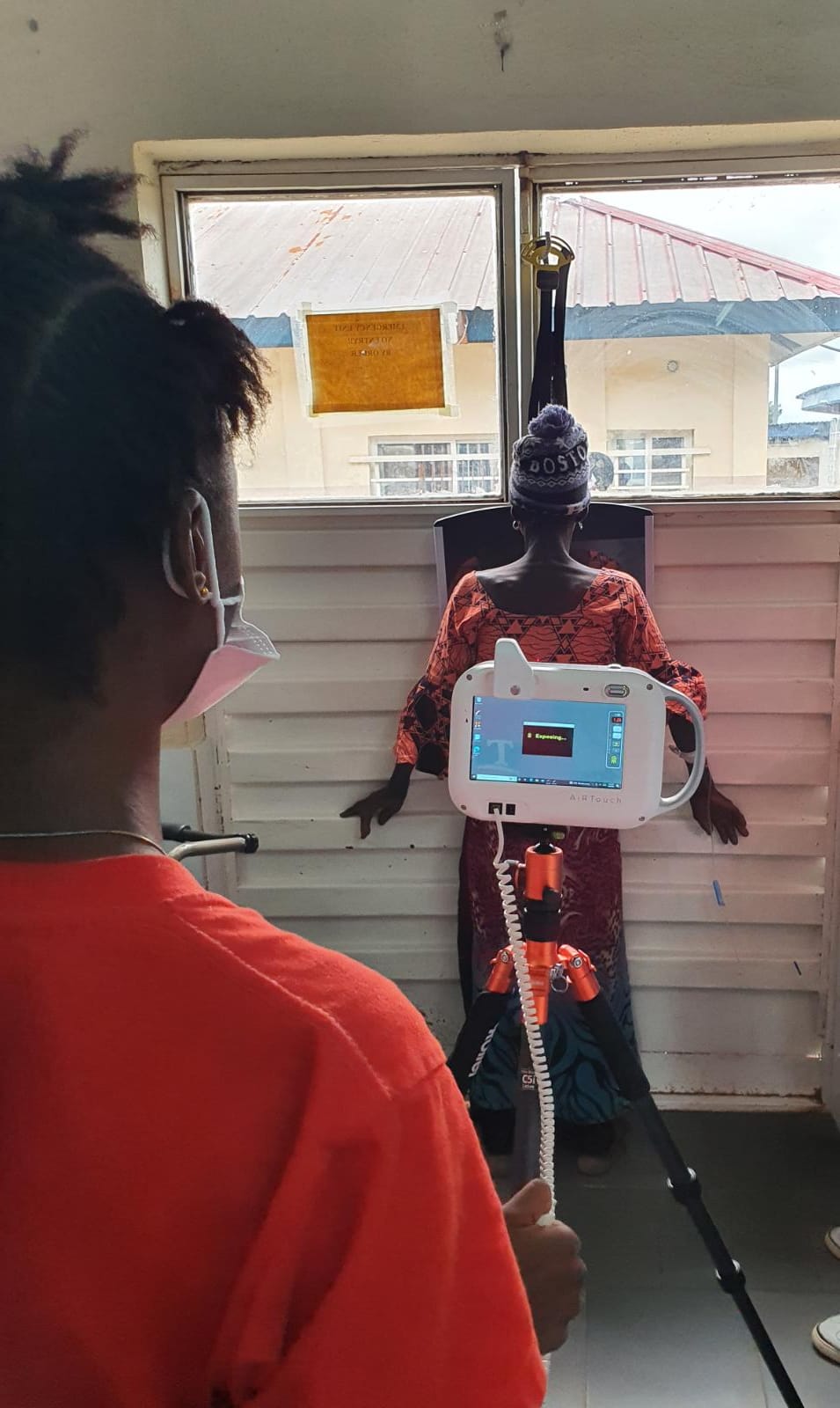 The radiographer in Sierra Leone is using Delft Ultra to scan a patient