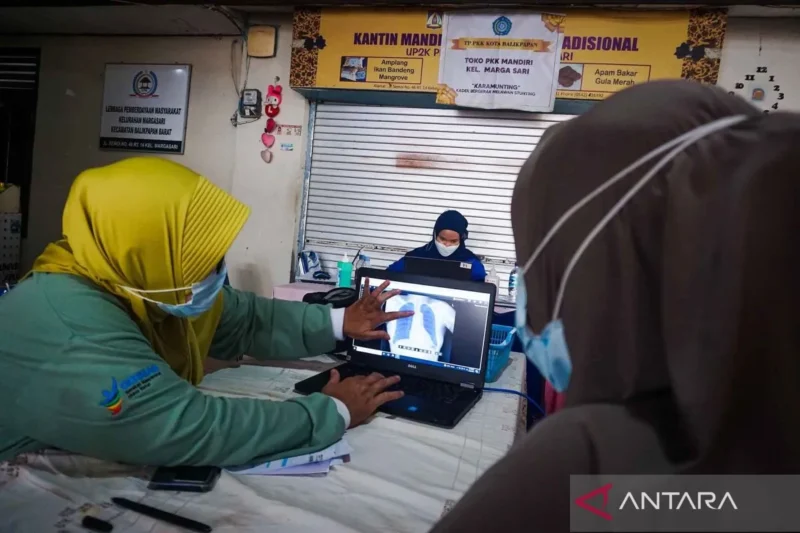 A radiographer is showing CAD4TB platform to the patient