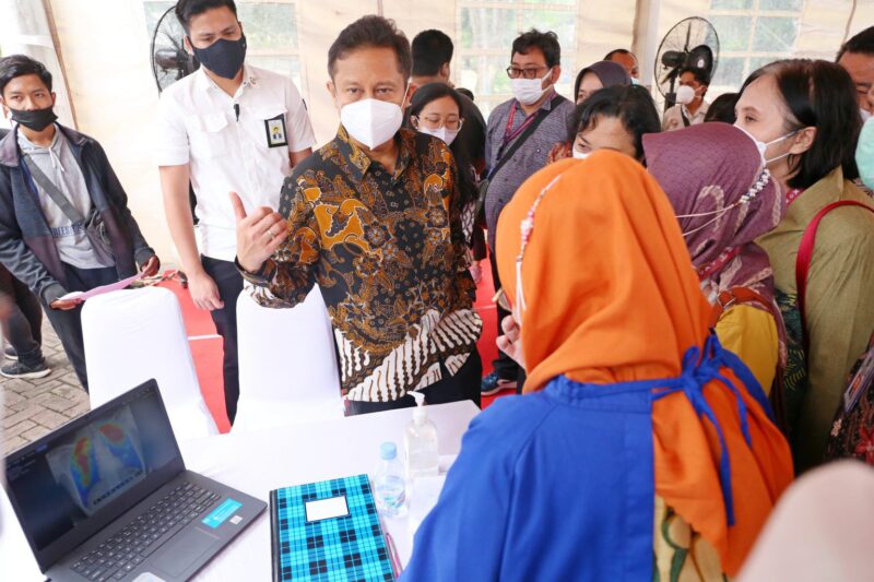 H.E. Budi Gunadi Sadikin, Minister of Health of Indonesia, discussing the utilisation of CAD4TB during the kick-off of the Active Case Finding project to screen 200,000 people with CAD4TB as part of the High Level Tuberculosis Meeting on in Surabaya on November 8th, 2022.