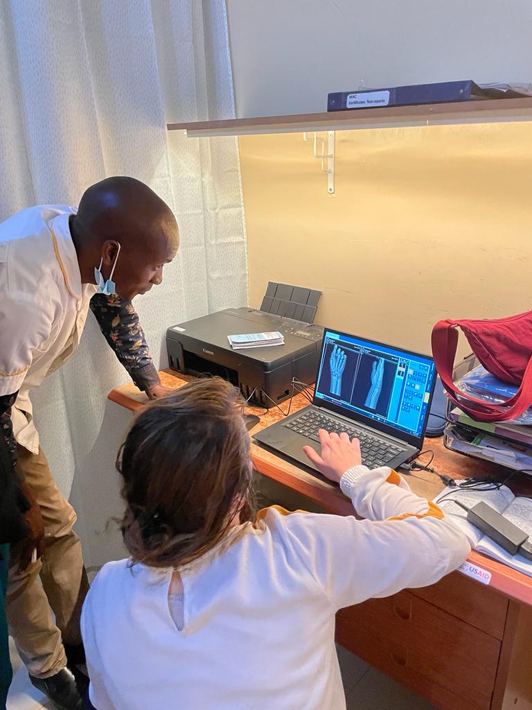 The Delft engineer is providng CAD4Tb training to the radiographer in Malawi