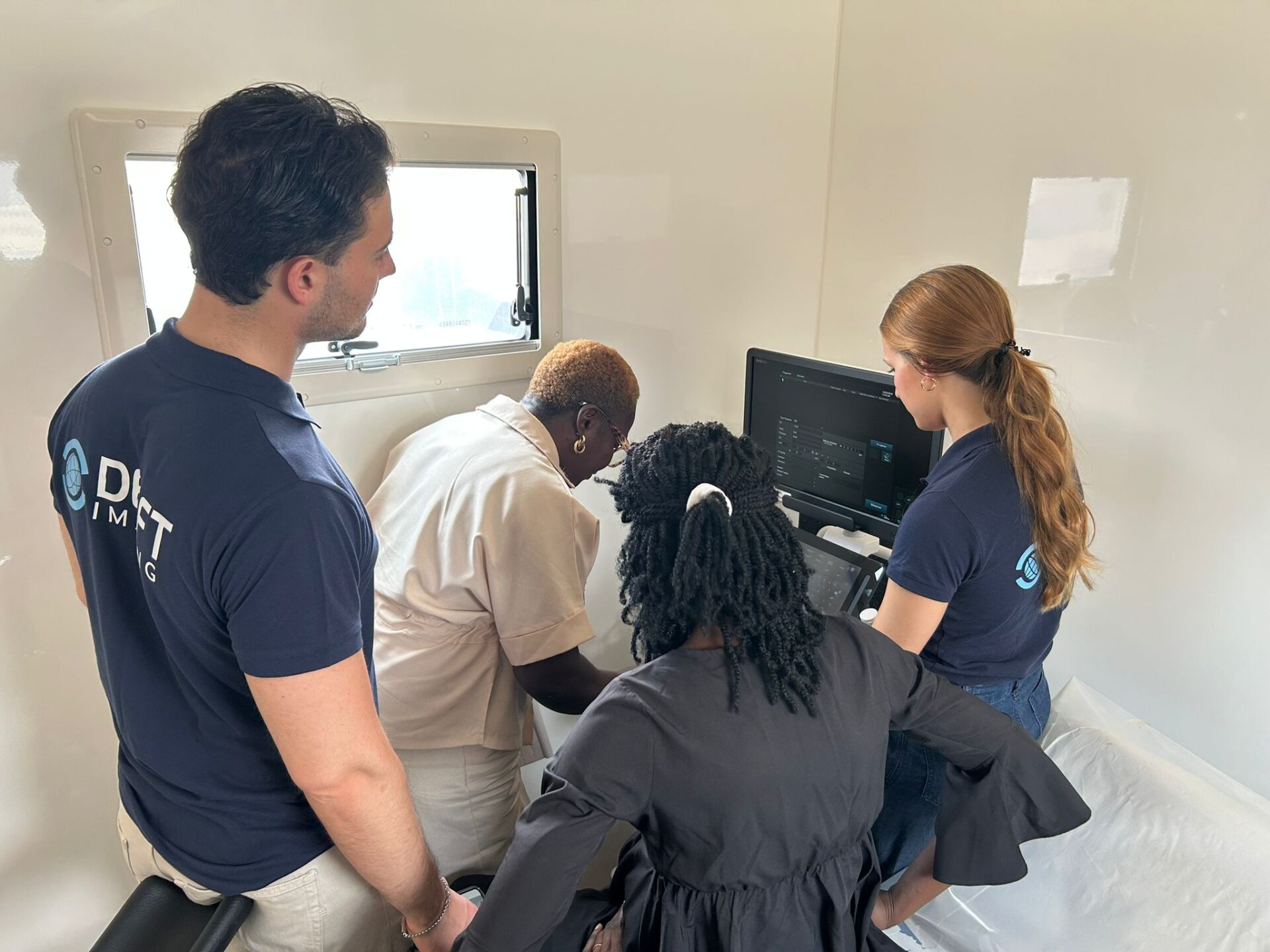 Training in the gyneacology mobile clinic in Cameroon by Carolina and Andrea