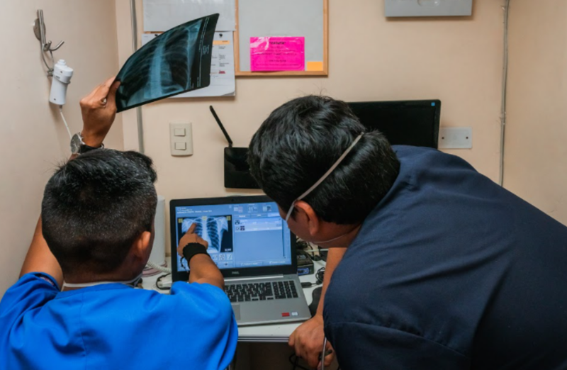 2 radiographers are looking at the CAD4TB platform