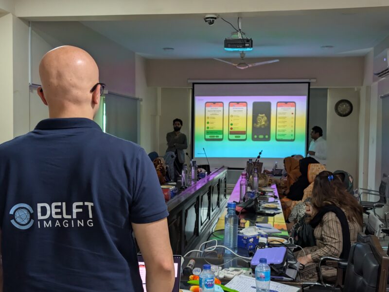A Delft Imaging ultrasound specialist gives the training presentation about BabyChecker to the local healthworkers