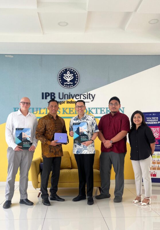 BabyChecker team at the Indonesian Reproductive Science Institute (IRSI) Research Centre taking picture with the BabyChecker case
